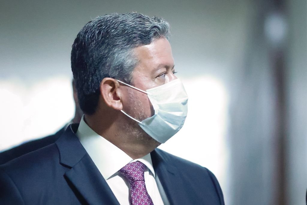relator da reforma administrativa na Câmara, deputado Arthur Oliveira Maia (DEM-BA), entregou o texto com seu parecer ao presidente da Casa, Arthur Lira