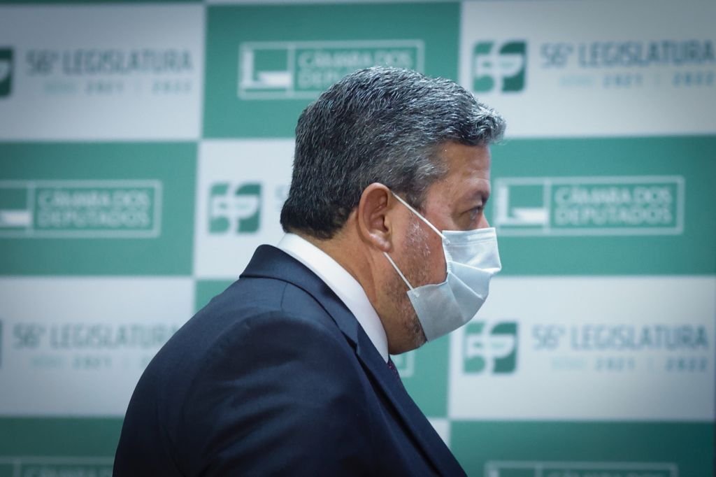 relator da reforma administrativa na Câmara, deputado Arthur Oliveira Maia (DEM-BA), entregou o texto com seu parecer ao presidente da Casa, Arthur Lira