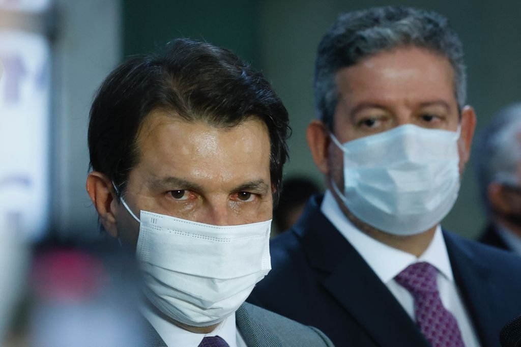 relator da reforma administrativa na Câmara, deputado Arthur Oliveira Maia (DEM-BA), entregou o texto com seu parecer ao presidente da Casa, Arthur Lira