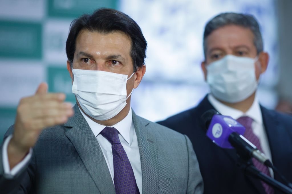 relator da reforma administrativa na Câmara, deputado Arthur Oliveira Maia (DEM-BA), entregou o texto com seu parecer ao presidente da Casa, Arthur Lira