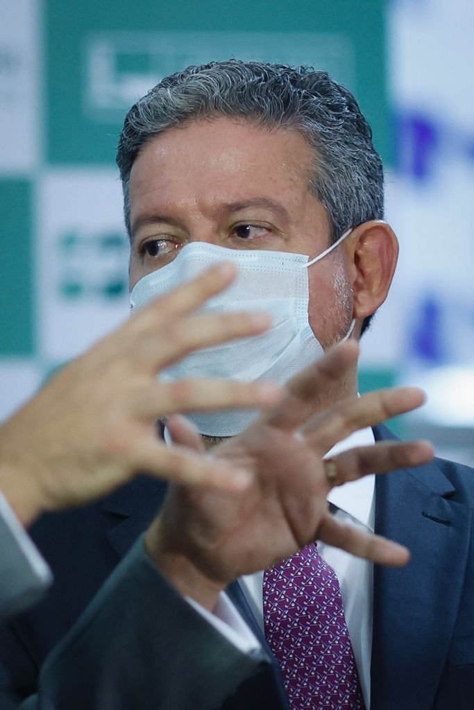 relator da reforma administrativa na Câmara, deputado Arthur Oliveira Maia (DEM-BA), entregou o texto com seu parecer ao presidente da Casa, Arthur Lira