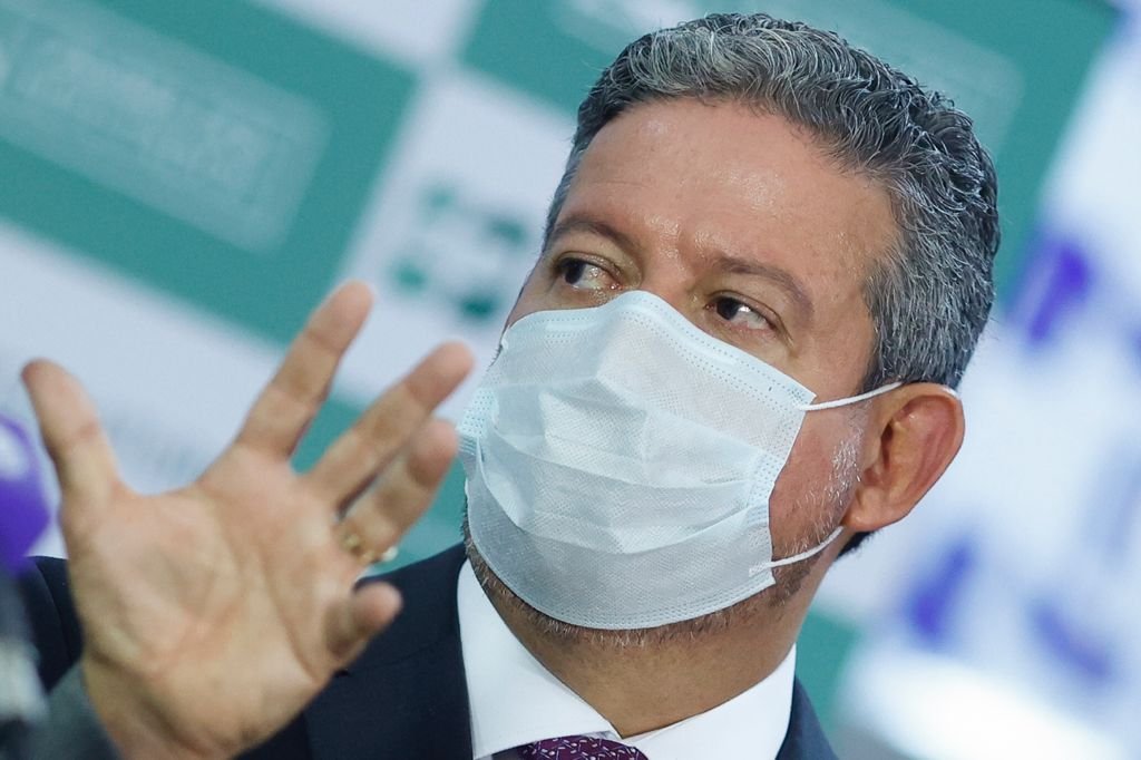 relator da reforma administrativa na Câmara, deputado Arthur Oliveira Maia (DEM-BA), entregou o texto com seu parecer ao presidente da Casa, Arthur Lira
