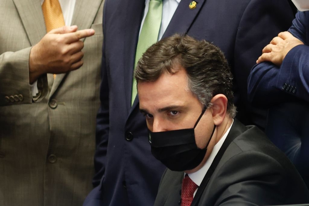 Presidente do Senado, Rodrigo Pacheco (DEM-MG) cercado por senadores da CAE no plenário