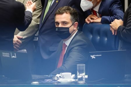 Presidente do Senado, Rodrigo Pacheco (DEM-MG) cercado por senadores da CAE no plenário