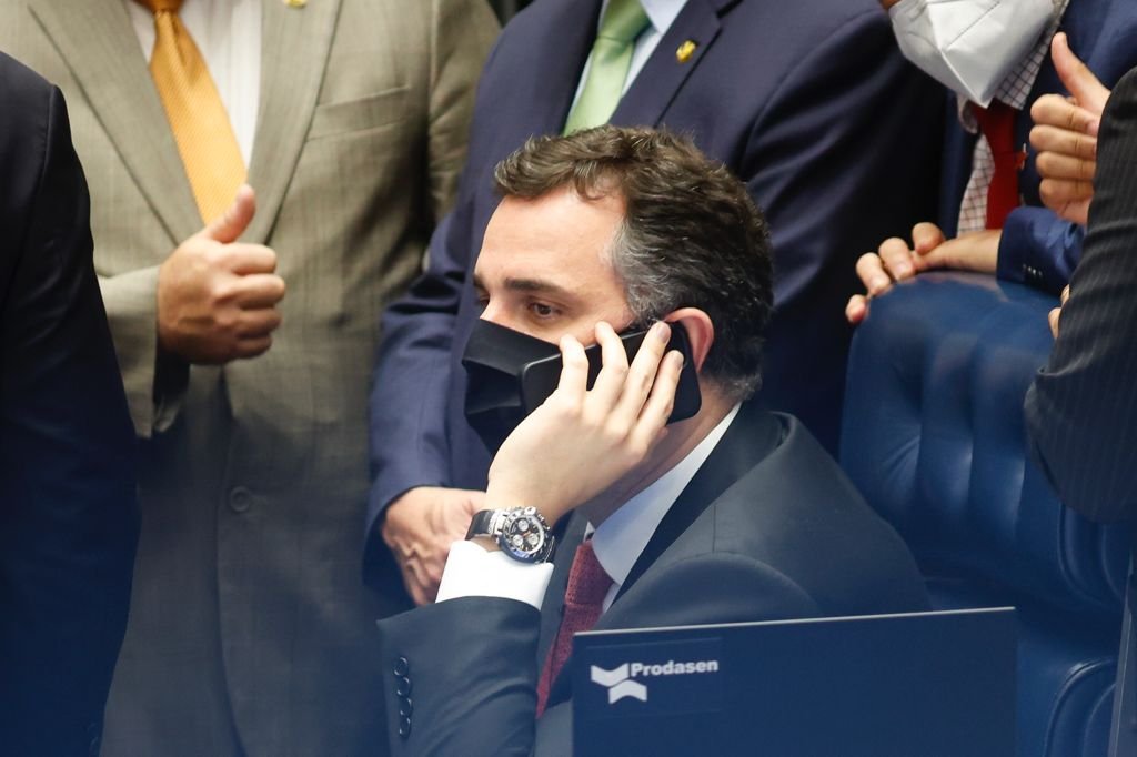 Presidente do Senado, Rodrigo Pacheco (DEM-MG) cercado por senadores da CAE no plenário
