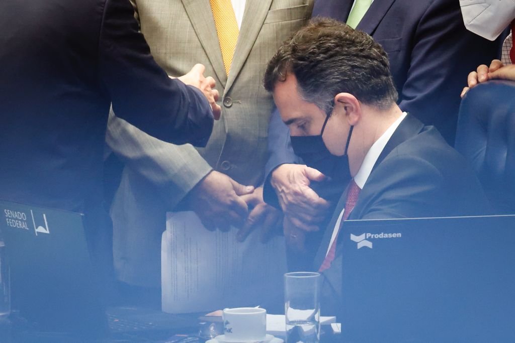 Presidente do Senado, Rodrigo Pacheco (DEM-MG) cercado por senadores da CAE no plenário