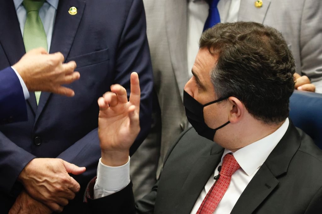 Presidente do Senado, Rodrigo Pacheco (DEM-MG) cercado por senadores da CAE no plenário