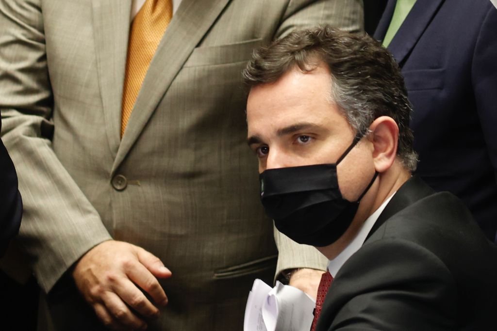 Presidente do Senado, Rodrigo Pacheco (DEM-MG) cercado por senadores da CAE no plenário