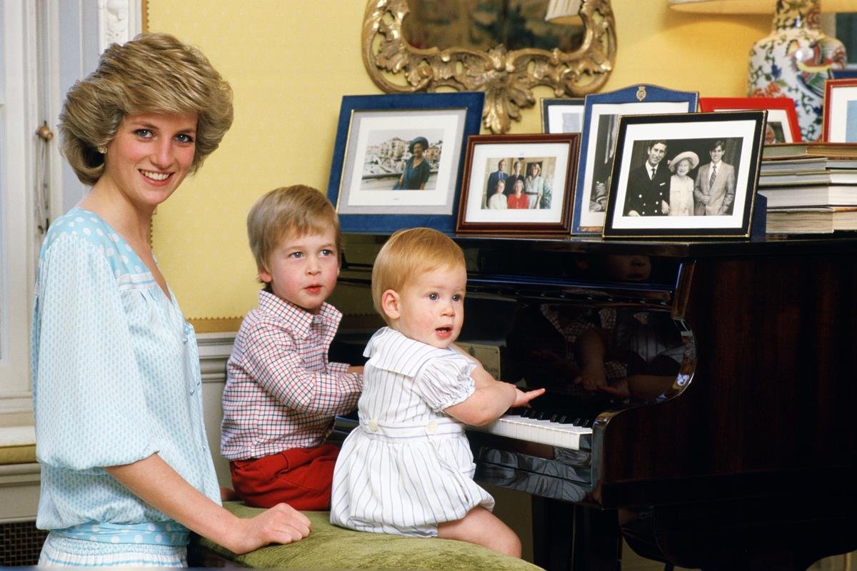 Princesa Diana com príncipe William e Harry