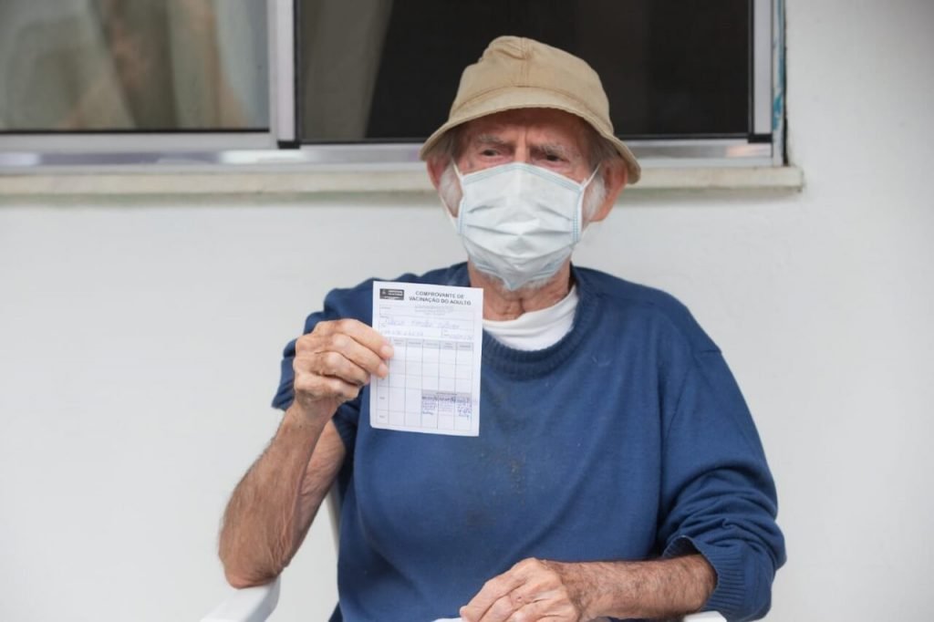 Aloísio Saluar, de 84 anos, diz que vacina é sobrevivência