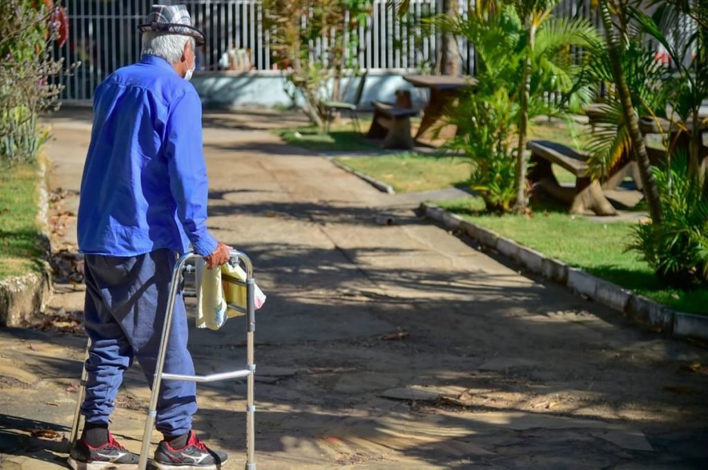 Aparecida de Goiânia inicia vacinação de dose de reforço em idosos