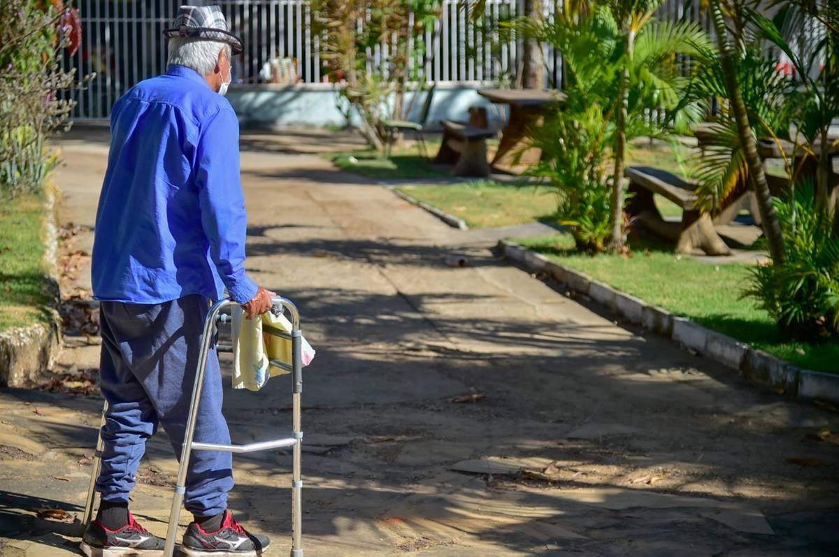 Aparecida de Goiânia inicia vacinação de dose de reforço em idosos