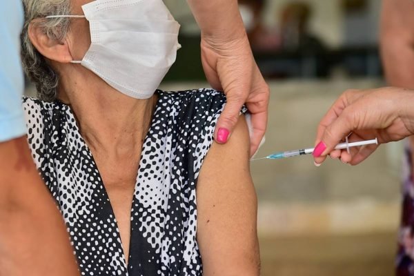 Aparecida de Goiânia inicia vacinação de dose de reforço em idosos