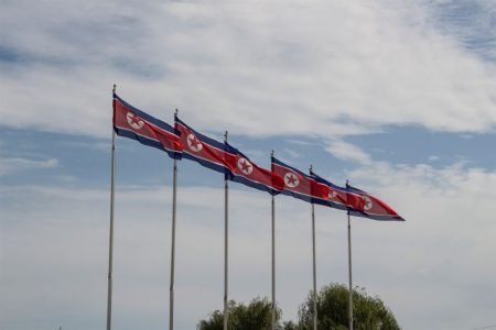 Foto colorida de bandeiras da Coreia do Norte