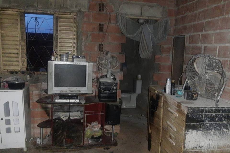 sem dinheiro para o gás de cozinha, pessoas se queimam ao recorrer ao álcool para acender fogo e cozinhar
