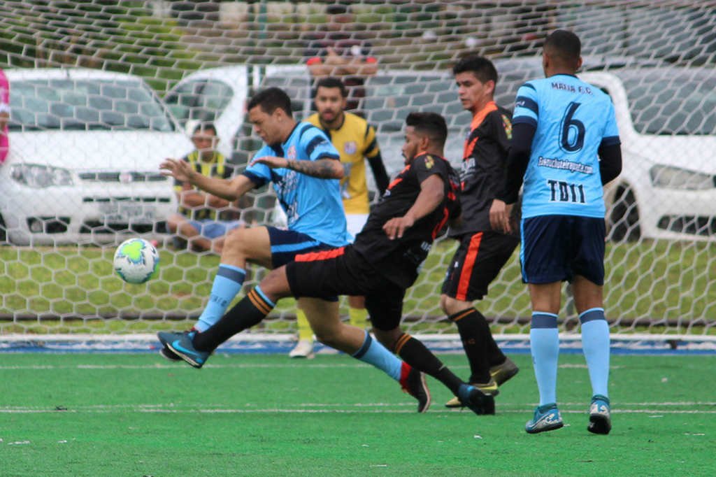Partida de futebol amador