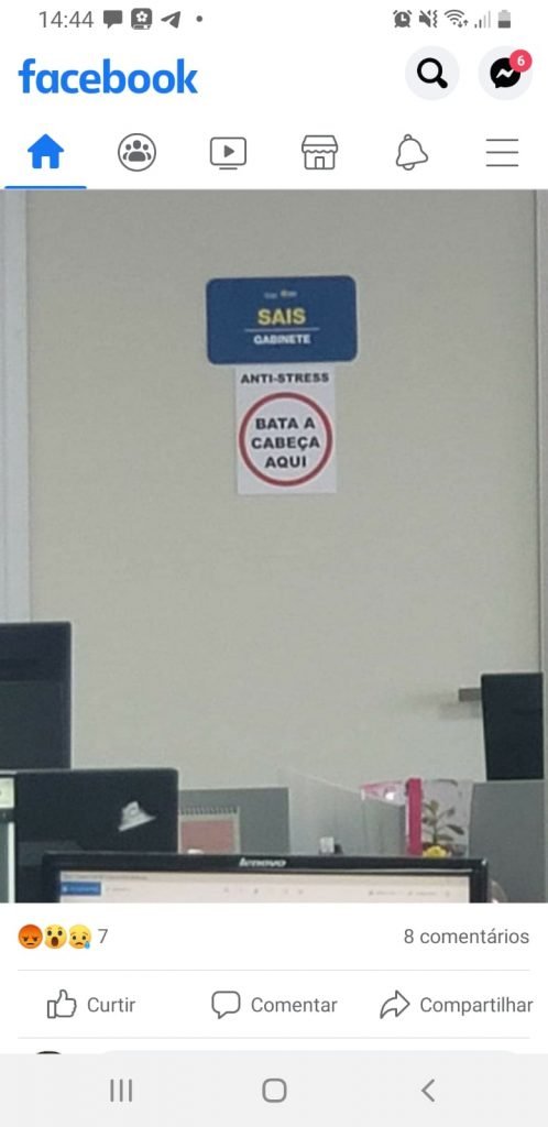 Cartaz em sala de Secretaria de Saúde do DF sugere que servidores aliviem o estresse Bata a cabeça aqui