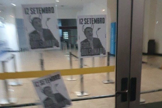 Porta de entrada do Centro de Convenções Ulysses Guimarães, onde será realizado o CPAC Brasil 2021, amanhece com cartazes que pedem a saída do presidente Jair Bolsonaro