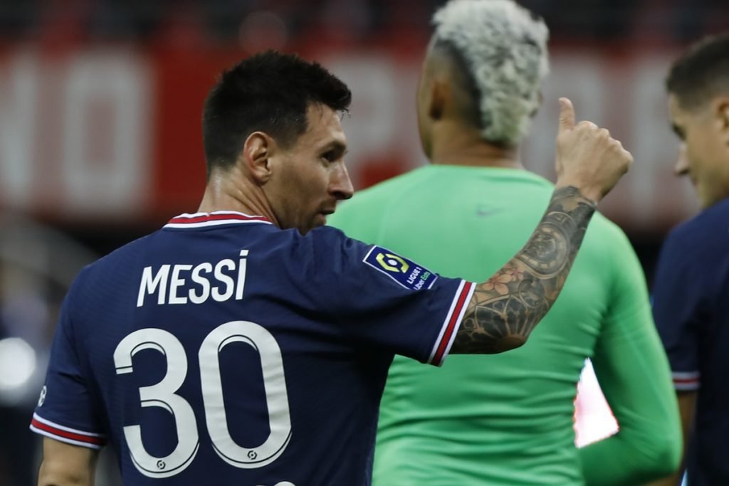 Messi é idolatrado ao final do jogo contra Reims e tira até foto