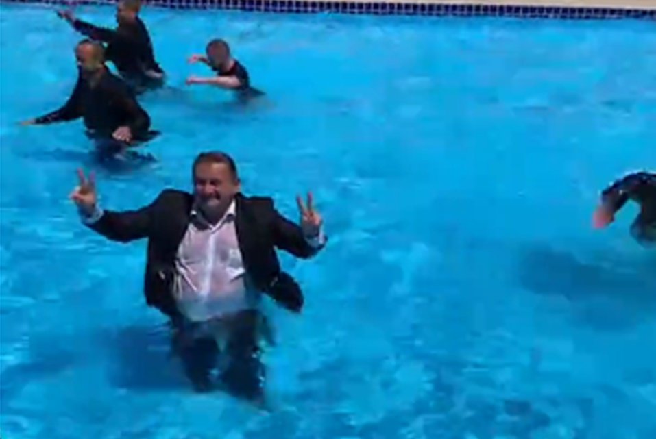 Deputado do DF cai de roupa em piscina de escola. Entenda