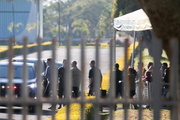 O presidente Jair Bolsonaro cumprimenta apoiadores no Palácio da Alvorada