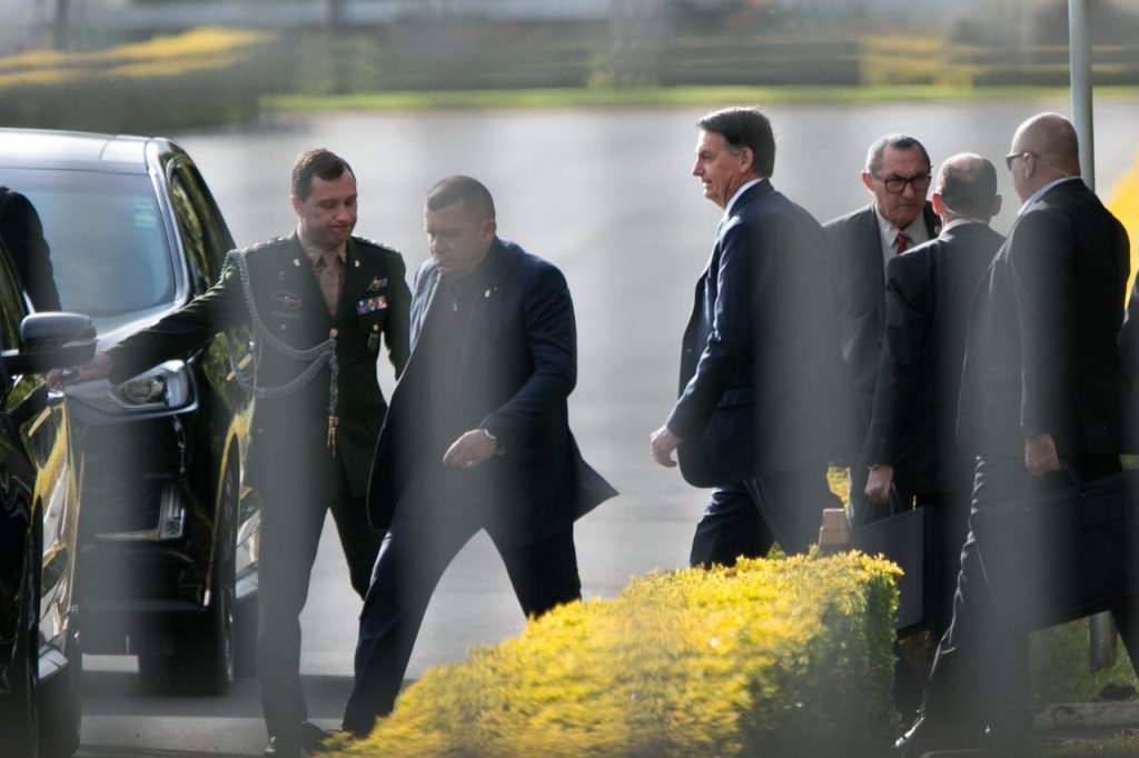 O presidente Jair Bolsonaro cumprimenta apoiadores no Palácio da Alvorada