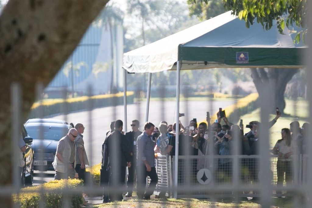 O presidente Jair Bolsonaro cumprimenta apoiadores no Palácio da Alvorada