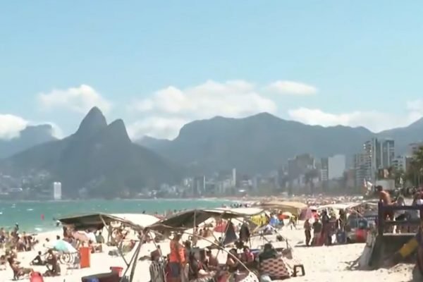 praias de Ipanema e Leblon cheias no sábado de sol no Rio