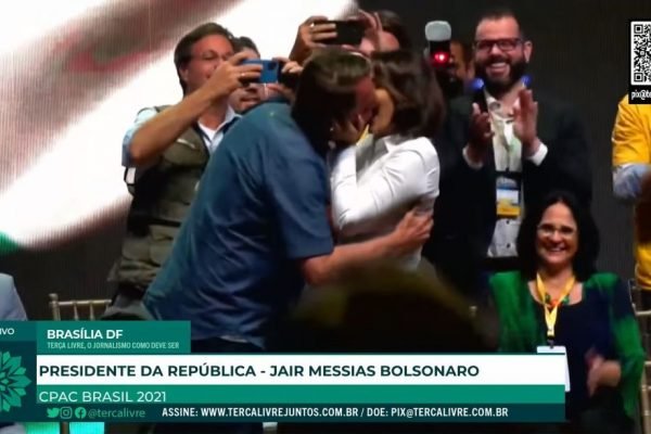 Internautas dizem que Michelle fez cara de nojo após beijo de Bolsonaro