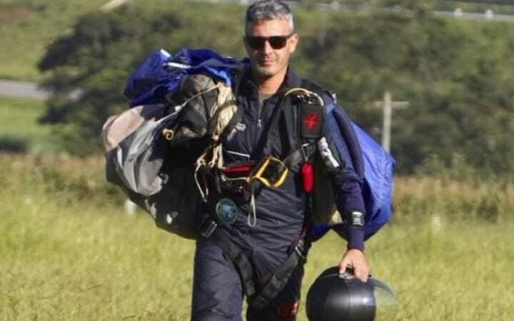 Homem cai de paraquedas logo após salto no Recreio; vídeo Jornal