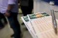 Imagem colorida mostra cartelas de loterias da Caixa - Metrópoles