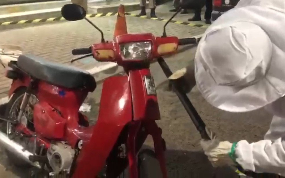Enxame de abelhas cobre moto em Caldas Novas