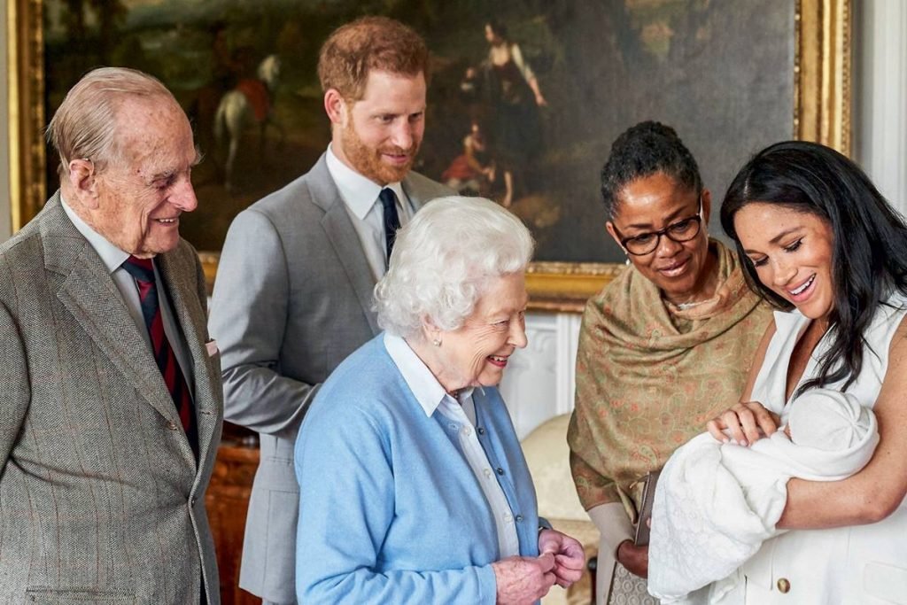 Rainha Elizabeth, Archie, Harry, Meghan Markle, Philip e Doria Ragland