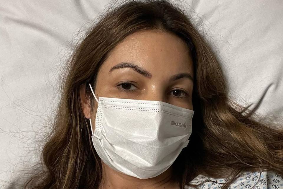 Patrícia Poeta de máscara no hospital após fazer cirurgia