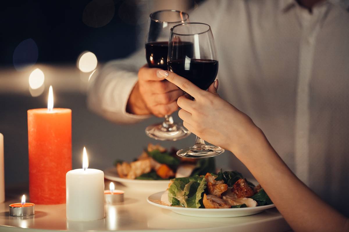 Casal em jantar romântico a luz de velas