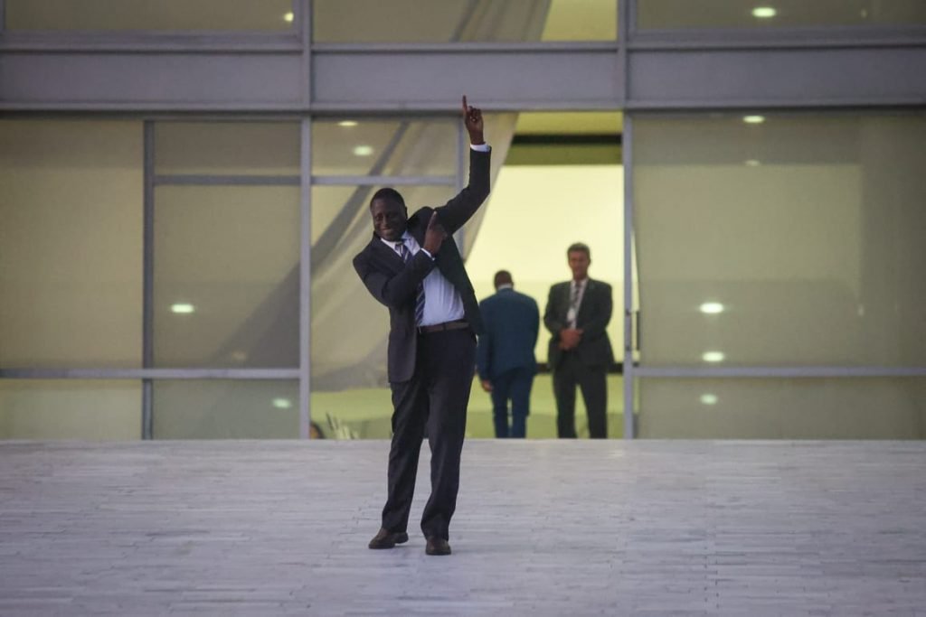 Deputado Federal Helio Lopes cumprimenta os manifestantes que esperam para ver o presidente Bolsonaro em frente ao Palácio do Planalto