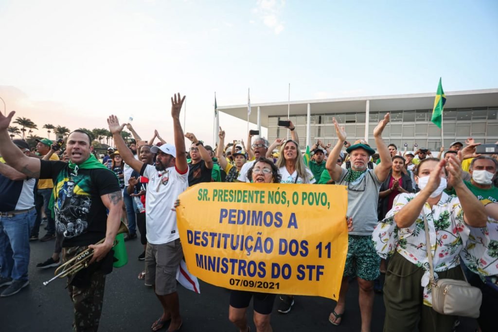 Apoiadores do Presidente Jair Bolsonaro fazem ato em frente ao Palácio do Planalto na tarde desta segunda-feira (06/09)