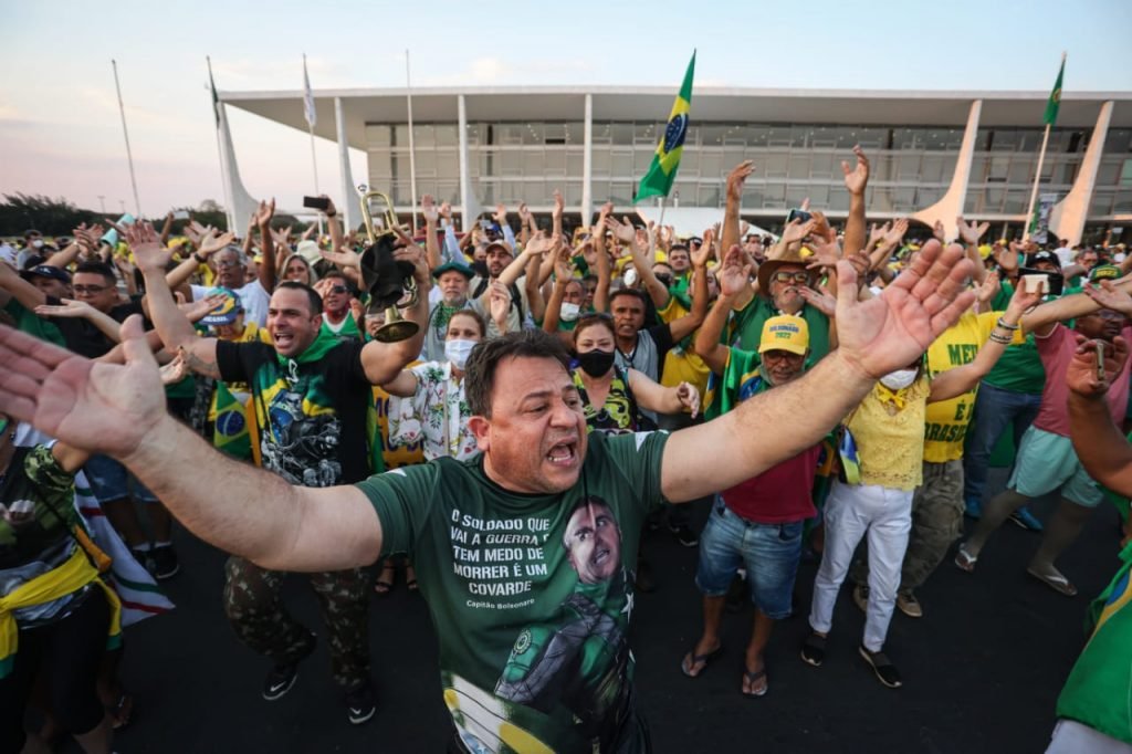 Apoiadores do Presidente Jair Bolsonaro fazem ato em frente ao Palácio do Planalto na tarde desta segunda-feira (06/09)