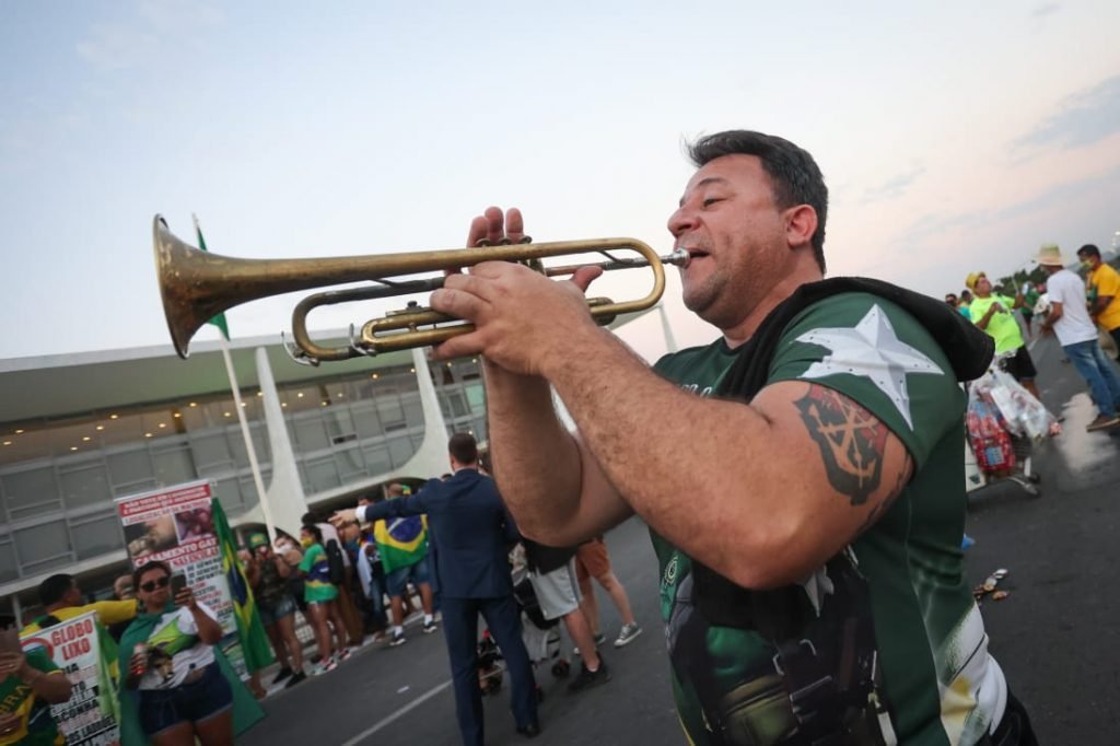 Apoiadores do Presidente Jair Bolsonaro fazem ato em frente ao Palácio do Planalto na tarde desta segunda-feira (06/09)