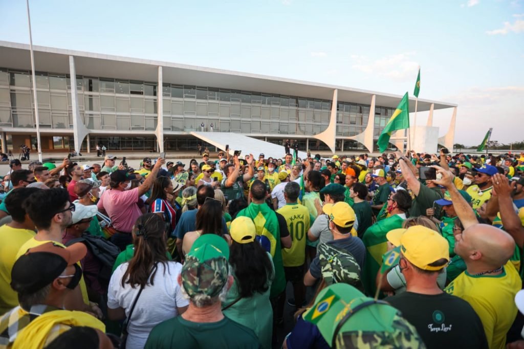 Apoiadores do Presidente Jair Bolsonaro fazem ato em frente ao Palácio do Planalto na tarde desta segunda-feira (06/09)