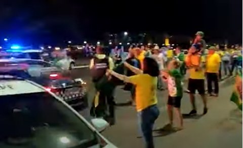 Apoiadores de Bolsonaro pressionam PM para liberar acesso de caminhões à Esplanada