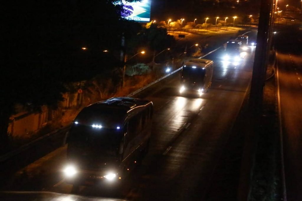 bolsonaristas saem de goiânia na madrugada, com destino a brasília, para ato de 7 de setembro