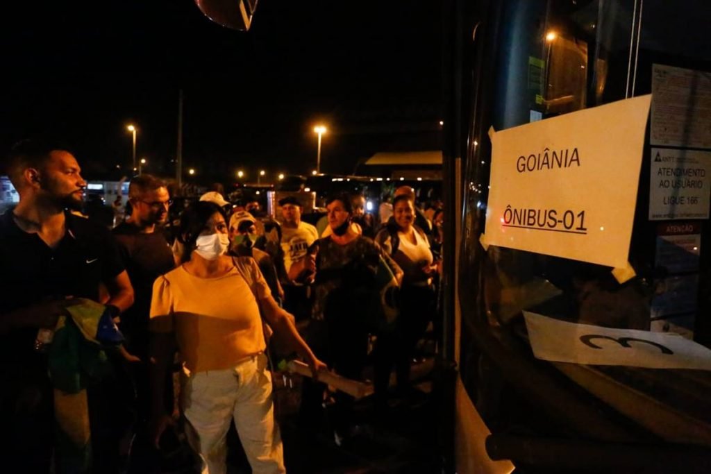 bolsonaristas saem de goiânia na madrugada, com destino a brasília, para ato de 7 de setembro