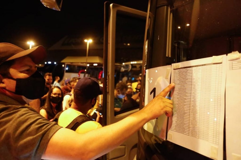 bolsonaristas saem de goiânia na madrugada, com destino a brasília, para ato de 7 de setembro