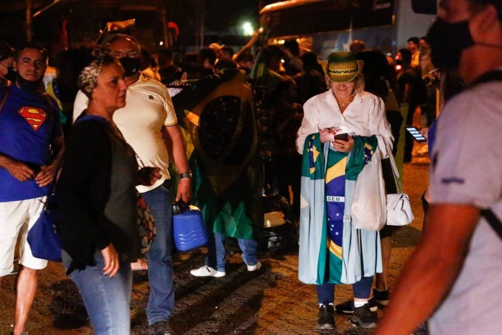 bolsonaristas saem de goiânia na madrugada, com destino a brasília, para ato de 7 de setembro