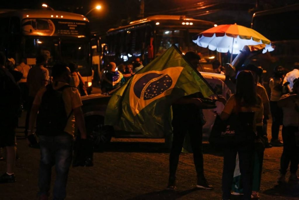 bolsonaristas saem de goiânia na madrugada, com destino a brasília, para ato de 7 de setembro