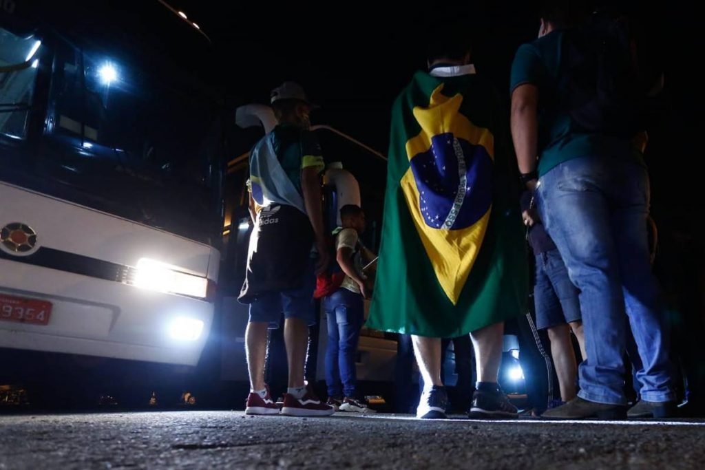 bolsonaristas saem de goiânia na madrugada, com destino a brasília, para ato de 7 de setembro