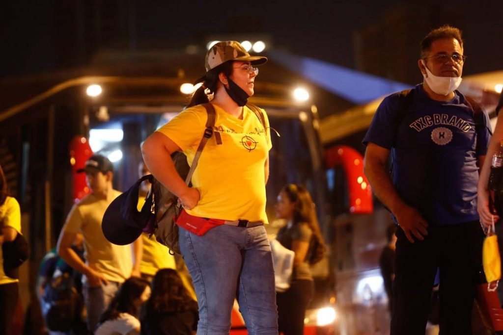 bolsonaristas saem de goiânia na madrugada, com destino a brasília, para ato de 7 de setembro
