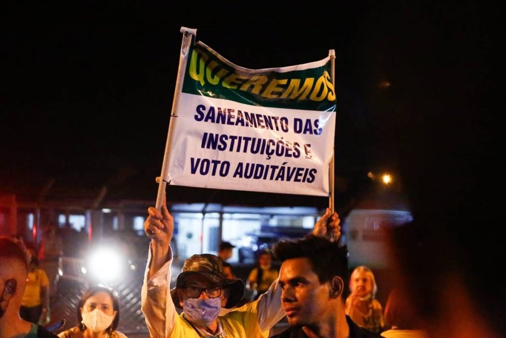 bolsonaristas saem de goiânia na madrugada, com destino a brasília, para ato de 7 de setembro