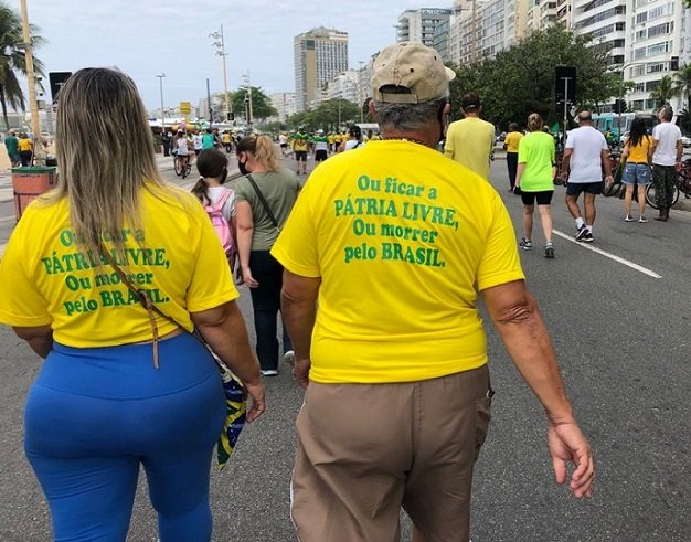Apoiadores usam camisetas com frases de apoio ao presidente